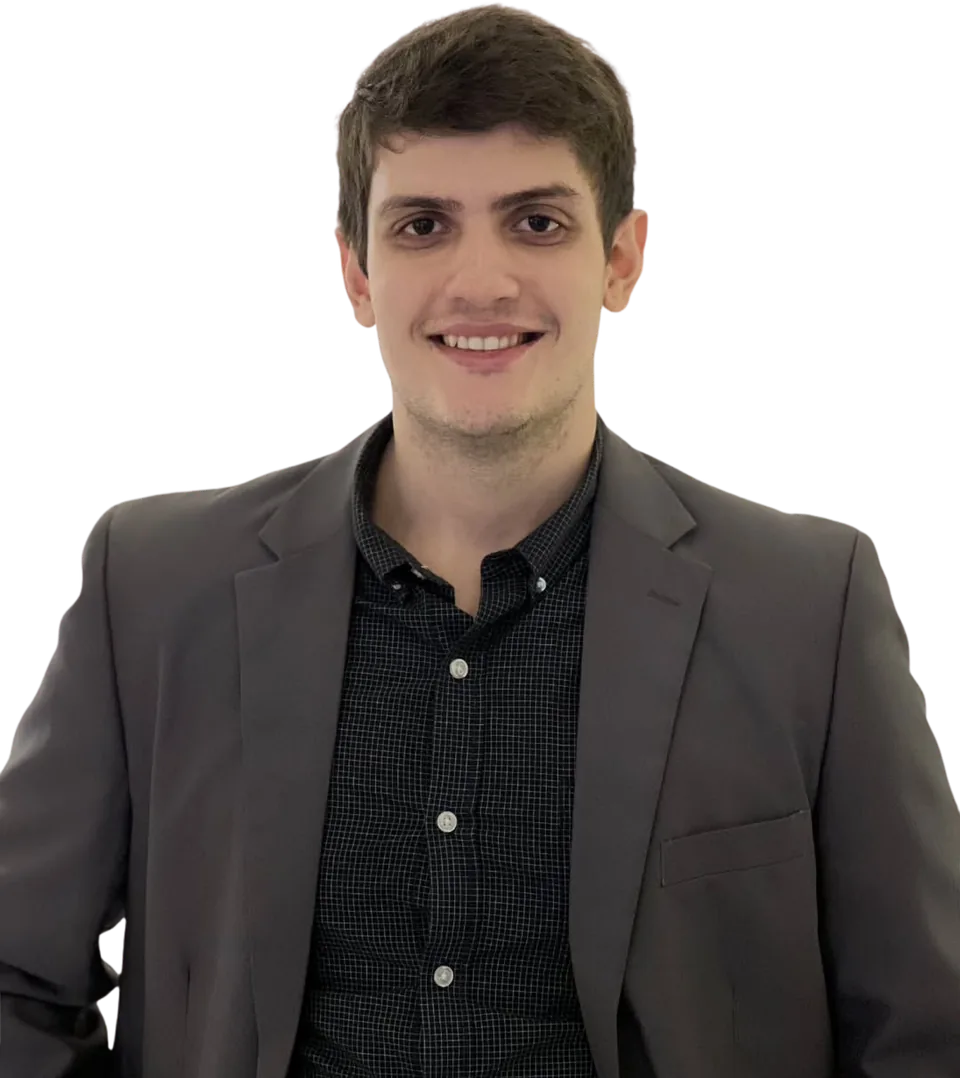 Mateus Francisco, advogado, sorrindo, de blazer